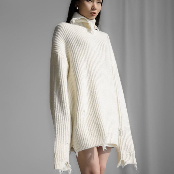 Ripped White knitted turtleneck sweater - Picture 3 of 15